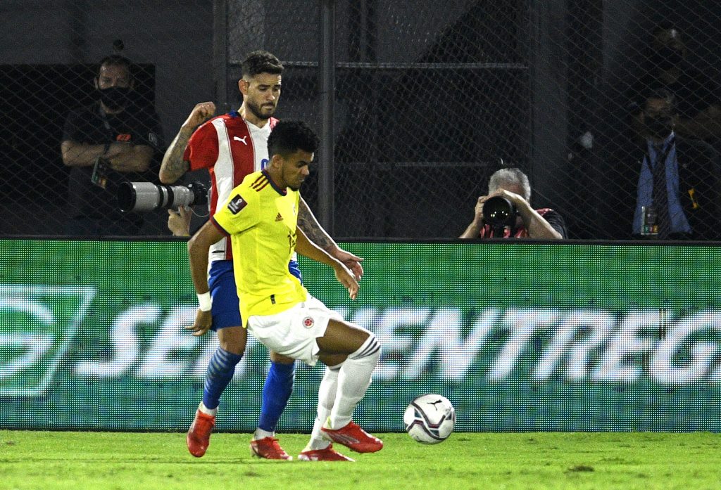 Caracol transmitirá tres partidos de las eliminatorias 1 Caracol transmitirá tres partidos de las eliminatorias A partir de este jueves inicia la jornada 13 de las Eliminatorias Suramericanas al Mundial de Fútbol Catar 2022, y el Canal Caracol anunció que de los cinco encuentros solo tres serán transmitidos por la señal de televisión.