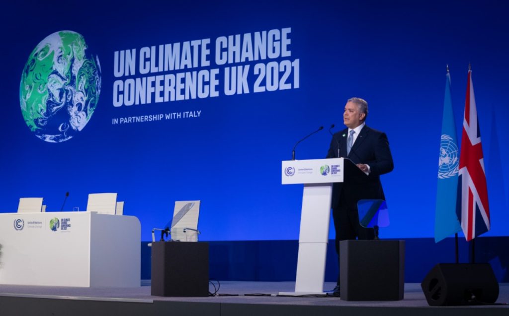 Duque y Biden se reunieron en la cumbre COP26 en Glasgow 3 Duque y Biden se reunieron en la cumbre COP26 en Glasgow Aunque sigue pendiente el primer encuentro bilateral entre los dos mandatarios, los presidentes de Estados Unidos, Joe Biden, y Colombia, Iván Duque, coincidieron este martes en la presentación de la iniciativa Build Back Better World, hecha en el marco de la COP26, que se lleva a cabo en Glasgow, Escocia.