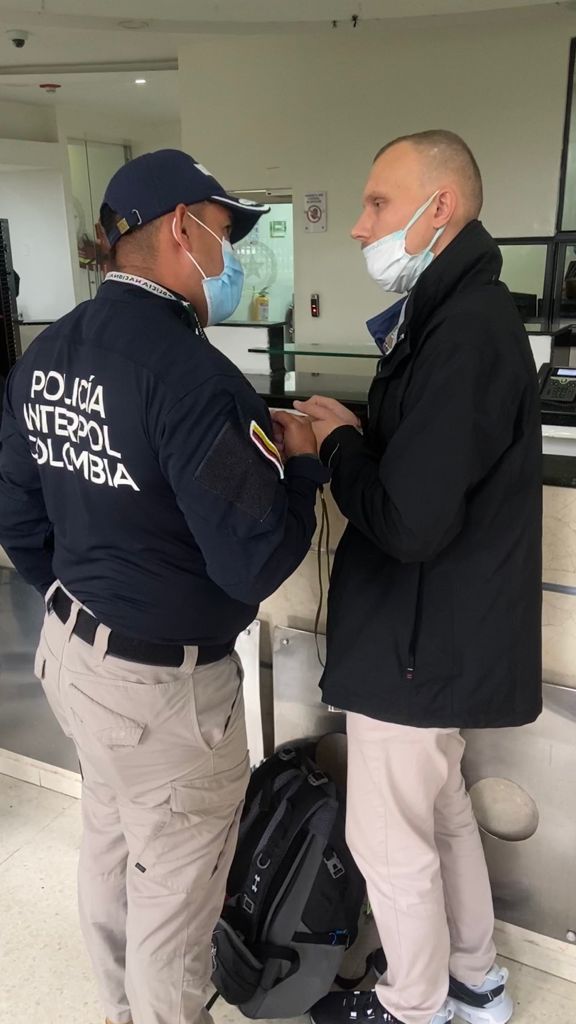En aeropuerto El Dorado cae 'Ali Ali', ruso del Estado Islámico 1 En aeropuerto El Dorado cae 'Ali Ali', ruso del Estado Islámico La Policía Nacional capturó con fines de extradición al ciudadano ruso Vladimir Taranetc, conocido como ‘Ali Ali’, en el Aeropuerto El Dorado de Bogotá. Este hombre es señalado por las autoridades de su país como integrante del autodenominado grupo terrorista Estado Islámico.
