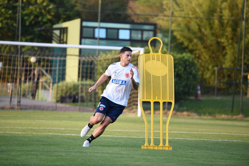 Doña Rosa Miryam fue clave en su carrera deportiva James Rodríguez recibió ayer una dura noticia. Rosa Miryam Gómez, su abuela materna, falleció este sábado. Así lo revelaron algunos medios de comunicación y el entrenador Jorge Luis Bernal.