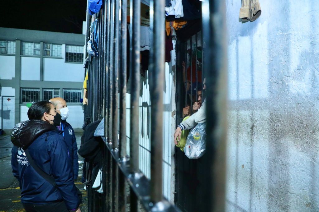 Estaciones de detención están a reventar 3 Estaciones de detención están a reventar Una delicada denuncia hizo en las últimas horas el Defensor del Pueblo, Carlos Camargo, quien decidió hacer una visita sorpresa a algunas Unidades de Reacción Inmediata (URI) y Estaciones de Policía en la capital del país.