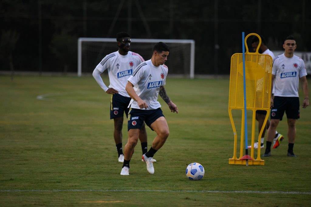 James Rodríguez, ¿será titular para enfrentar a Brasil? El regreso de James Rodríguez a la Selección Colombia tiene muchos puntos de vista. Por un lado es bueno, pero también tiene su lado malo para el estratega Reinaldo Rueda. El colombiano siempre está en la lupa de todos y, ahora, son muchos los que se preguntan si será titular o le dejará en el banquillo ante Brasil, en un partido importantísimo para la ‘Tricolor’ de cara a clasificarse para el Mundial de Catar 2022.