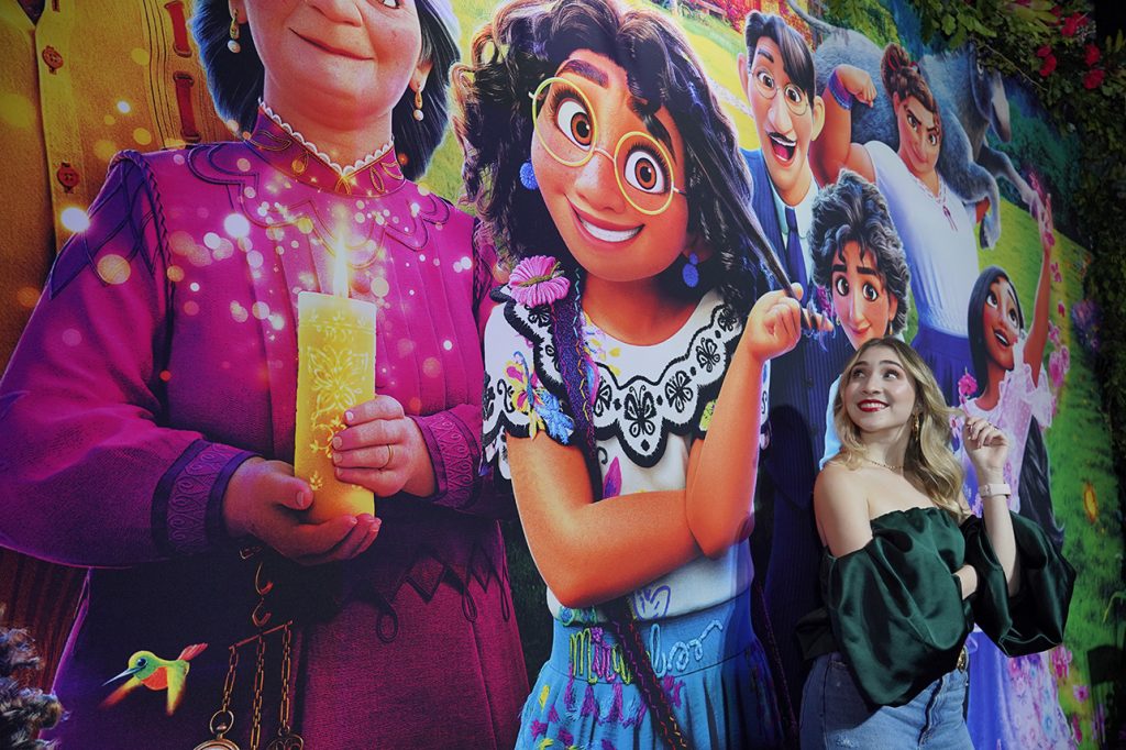 Le contamos quiénes le dan vida a los personajes con sus voces 2 Le contamos quiénes le dan vida a los personajes con sus voces Disney empezó su campaña global de promoción de su película animada número 60, ‘Encanto’ una historia inspirada y en homenaje a la cultura colombiana.