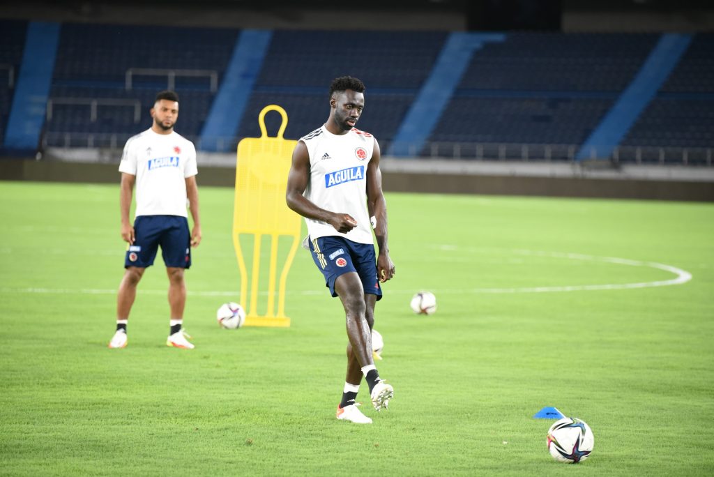 Tras cuatro partidos sin gol, Colombia va con toda contra Paraguay 2 Tras cuatro partidos sin gol, Colombia va con toda contra Paraguay Ante un Paraguay en llamas, que no responde aún al cambio de timonel, la Selección Colombia buscará romper un ayuno de gol de 400 minutos. Las dos selecciones necesitan de la victoria para enderezar su sinuoso camino hacia el Mundial de Catar 2022.