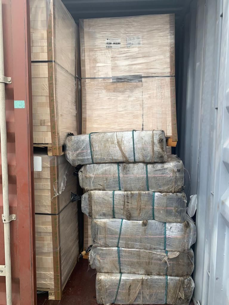 Señalan a papá de Lina Tejeiro como supuesto dueño de tonelada de coca Poco más de una tonelada de coca, oculta en cargamentos de cacao, cayó en el puerto de Buenaventura (Valle del Cauca) este miércoles. ¿Los dueños? Una organización criminal liderada por el padre de una “importante actriz colombiana”, según confirmó el general Ricardo Alarcón, director de la Policía Antinarcóticos.