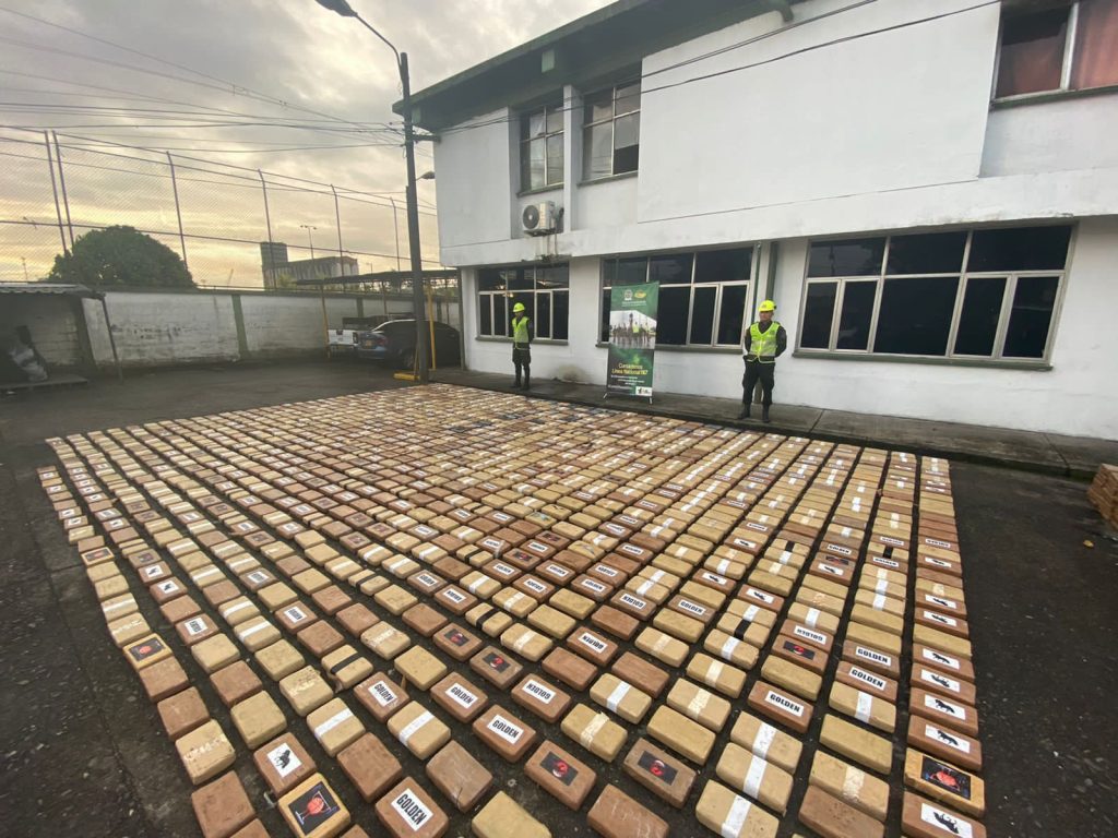 Señalan a papá de Lina Tejeiro como supuesto dueño de tonelada de coca Poco más de una tonelada de coca, oculta en cargamentos de cacao, cayó en el puerto de Buenaventura (Valle del Cauca) este miércoles. ¿Los dueños? Una organización criminal liderada por el padre de una “importante actriz colombiana”, según confirmó el general Ricardo Alarcón, director de la Policía Antinarcóticos.
