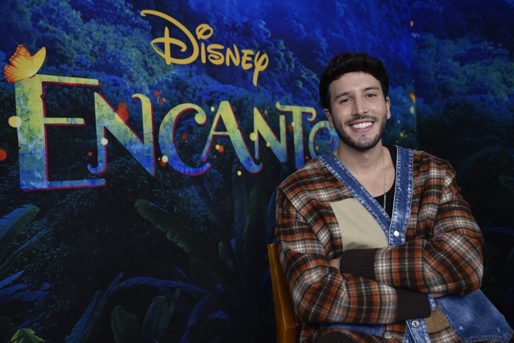 “Yo llevo el amarillo, azul y rojo tatuado en el corazón” 1 “Yo llevo el amarillo, azul y rojo tatuado en el corazón” Su participación en ‘Encanto’ no es la primera colaboración que ha realizado para Disney. De hecho, Sebastián Yatra ya había sido el presentador de ‘Conecta y Canta’, un concurso donde niños de México demostraron todo su talento desde sus casas, en medio de la pandemia.