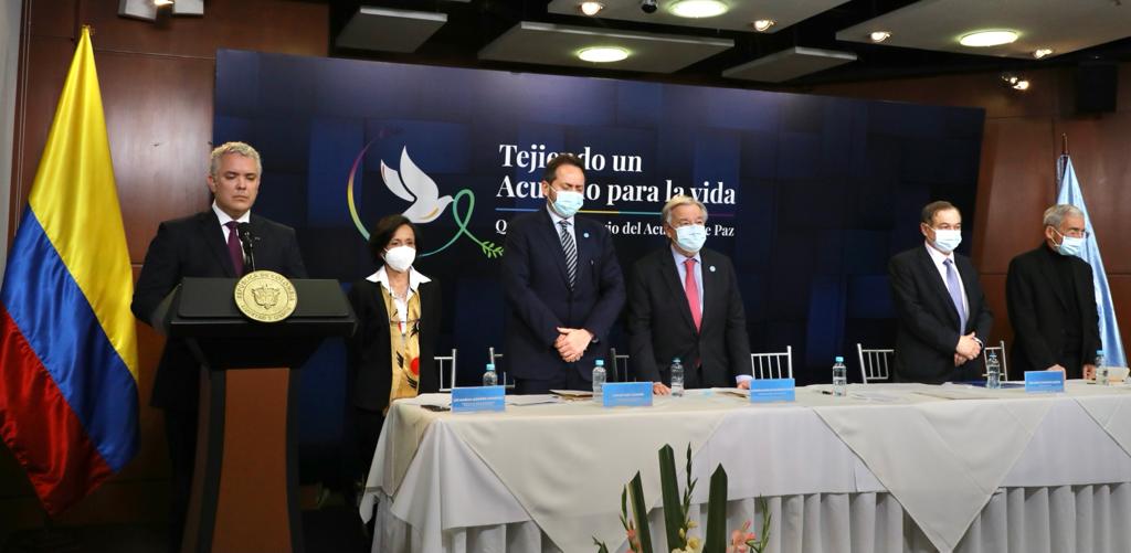 Colombia celebra los 5 años de la firma el acuerdo de paz 5 Colombia celebra los 5 años de la firma el acuerdo de paz Uno de los conflictos más crueles de América comenzó a extinguirse hace cinco años. Colombia recordó este miércoles el pacto de paz que hizo posible el desarme de la guerrilla de las Farc, con un encuentro entre protagonistas y críticos en presencia del jefe de la ONU.