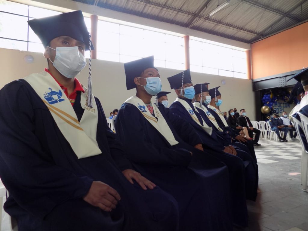 91 reclusos de La Picota se graduaron de bachilleres 91 personas que se encuentran privadas de la libertad en la cárcel La Picota de Bogotá culminaron su bachillerato luego de meses de esfuerzo.