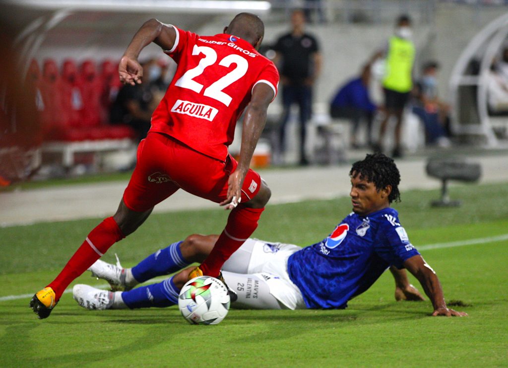 El equipo de Gamero cayó 2-1, como visitante, ante América Millonarios arrancó mal los cuadrangulares finales de la Liga. Este domingo el equipo ‘Embajador’ no supo manejar una ventaja que tenía en el marcador y en los minutos finales permitió que el América le remontara y le ganara 2-1, en el estadio Romelio Martínez de Barranquilla.