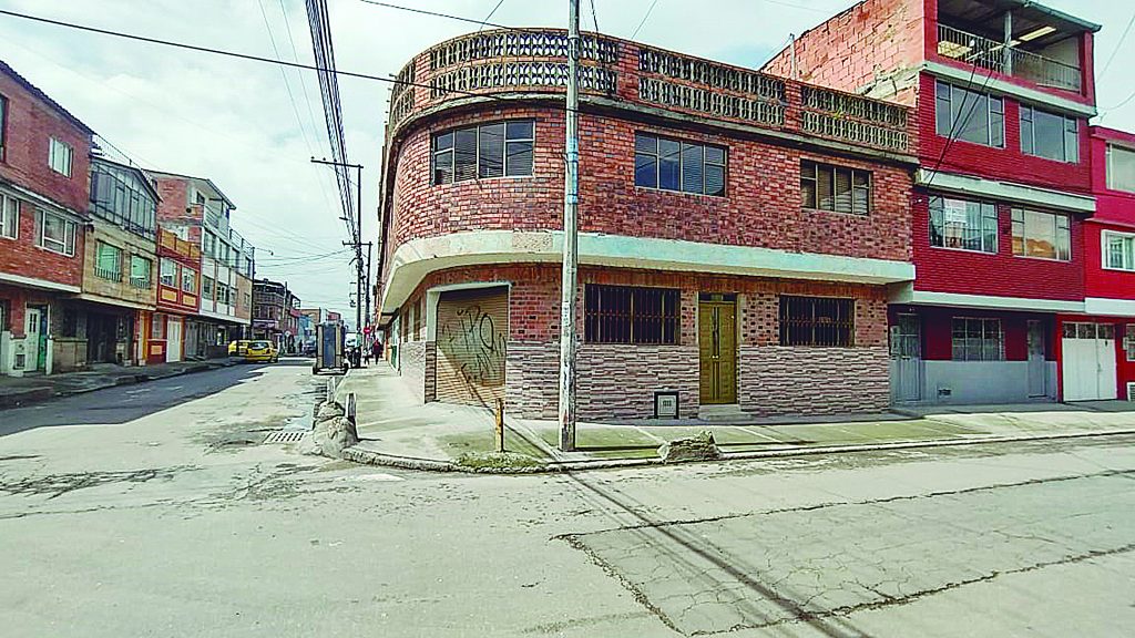 MATARON A FRANCY DE UNA PUÑALADA 5 MATARON A FRANCY DE UNA PUÑALADA Siendo las 4:30 de la tarde del jueves, una caravana de patrullas y el laboratorio del CTI hicieron presencia en el barrio Fátima (Tunjuelito) para seguir los rastros de una tragedia consumada sobre la madrugada de ese mismo día. Con extrañeza y desilusión, los comerciantes de este barrio recibieron a los investigadores de criminalística, quienes preguntaban por el homicidio de una joven mujer.