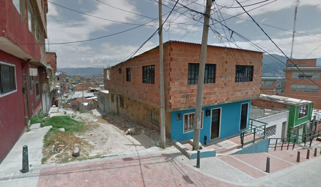 Batalla campal en Vista Hermosa deja un muerto por un celular 1 Batalla campal en Vista Hermosa deja un muerto por un celular Un par de hermanos apuñalados y otro familiar herido fue el saldo de una alevosa riña campal que protagonizaron un grupo de personas en el barrio Vista Hermosa la noche de este lunes festivo. Lastimosamente, el hermano mayor falleció en el escenario de la batalla y al final todo resultó ser por cuenta un pequeño celular.