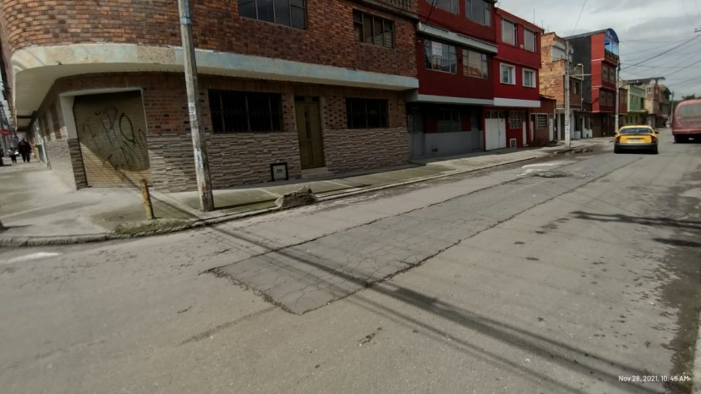MATARON A FRANCY DE UNA PUÑALADA Siendo las 4:30 de la tarde del jueves, una caravana de patrullas y el laboratorio del CTI hicieron presencia en el barrio Fátima (Tunjuelito) para seguir los rastros de una tragedia consumada sobre la madrugada de ese mismo día. Con extrañeza y desilusión, los comerciantes de este barrio recibieron a los investigadores de criminalística, quienes preguntaban por el homicidio de una joven mujer.