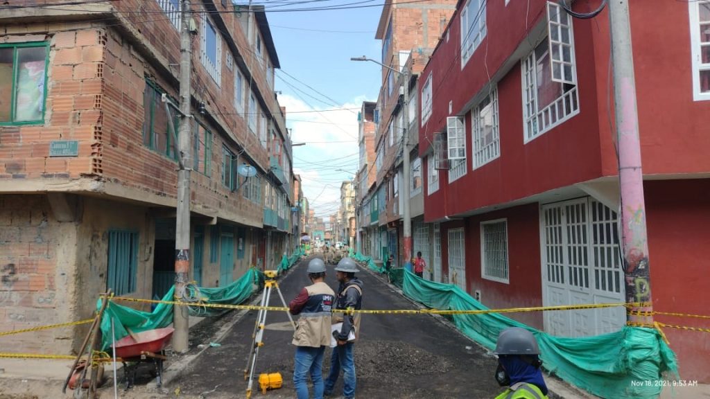 En medio de tragos 'Soldado' le causó la muerte a un amigo 2 En medio de tragos 'Soldado' le causó la muerte a un amigo Una noche de copas ‘clandestinas’ terminó convirtiéndose en una riña a puñal en el barrio El Amparo de Kennedy la noche de este miércoles. El saldo de la confrontación fue un joven de aproximadamente 34 años quien resultó muerto. Lo peor de todo es que un amigo suyo fue quien le habría provocado la muerte dentro de un establecimiento que sería ilegal, según aclaró la policía.