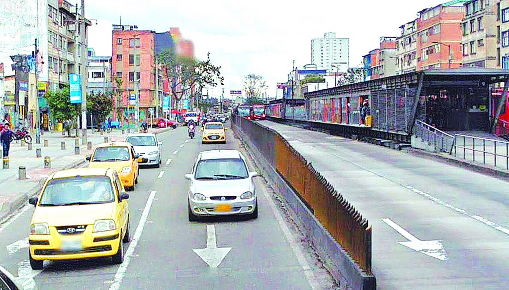 Pasajera le arrojó ácido y le quemó la cara a taxista 3 Pasajera le arrojó ácido y le quemó la cara a taxista Édison Rojas (27 años), un conductor de taxi desde hace unos 9 años, jamás imaginó que en la madrugada del pasado domingo su vida fuera a cambiar del cielo a la tierra, y que hoy estaría en un delicado estado de salud en un centro médico tras haber sido atacado por una pasajera con ácido en su rostro.