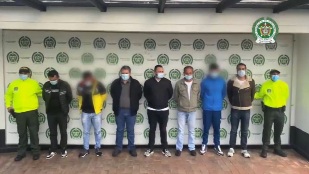 Enviaban a 'correos humanos' con coca desde El Dorado 3 Enviaban a 'correos humanos' con coca desde El Dorado La Dirección de Investigación Criminal e Interpol (Dijín), la Agencia Federal de Investigaciones de los Estados Unidos (FBI) y la Fiscalía General de la Nación lograron la desarticulación de una red delincuencial dedicada al narcotráfico mediante correos humanos.