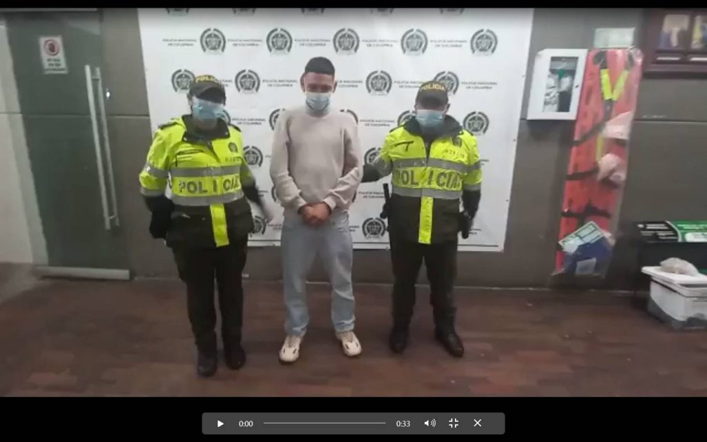 Joven de 19 años robó con puñal en bus del SITP y lo cogieron Gracias a la oportuna reacción de uniformados del cuadrante 44 del CAI Vista Hermosa, en Ciudad Bolívar, la Policía Metropolitana de Bogotá logró capturar a un sujeto que acababa de cometer un hurto a mano armada en un bus del Sistema Integrado de Transporte Público (SITP).