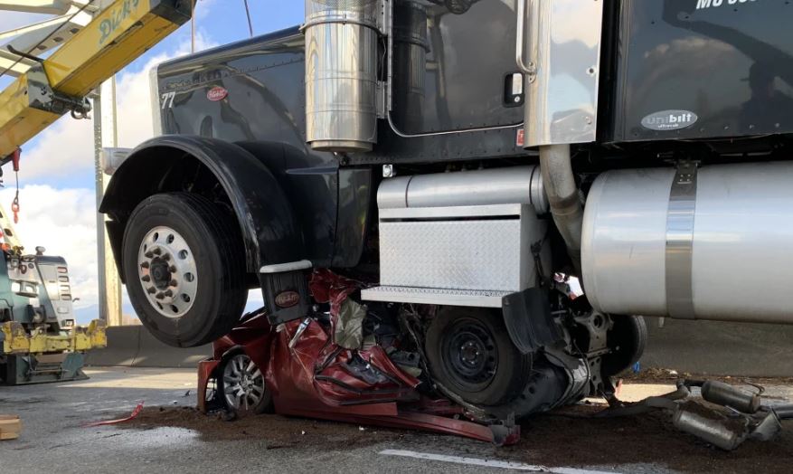 Mujer se salvó de morir tras impresionante accidente Una mujer se salvó de morir de milagro, después de que una tractomula aplastara su carro mientras conducía en una autopista de Washington (Estados Unidos). Y es que a juzgar por las imágenes de cómo quedó su vehículo, realmente la historia es de no creer.