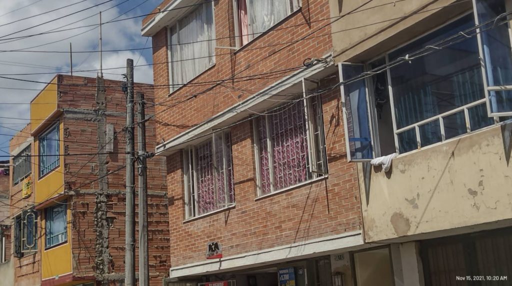 Janeth fue estrangulada en su habitación en Suba 2 Janeth fue estrangulada en su habitación en Suba Un hijo de Carmen Janeth Arrieta subió las escaleras hacia el segundo piso en búsqueda de su mamá y unas sillas, pero lo que halló fue la lamentable escena del mas reciente feminicidio ocurrido en Bogotá. La madre de 39 años estaba tendida sobre su cama sin reaccionar y con signos de violencia en su cuello.