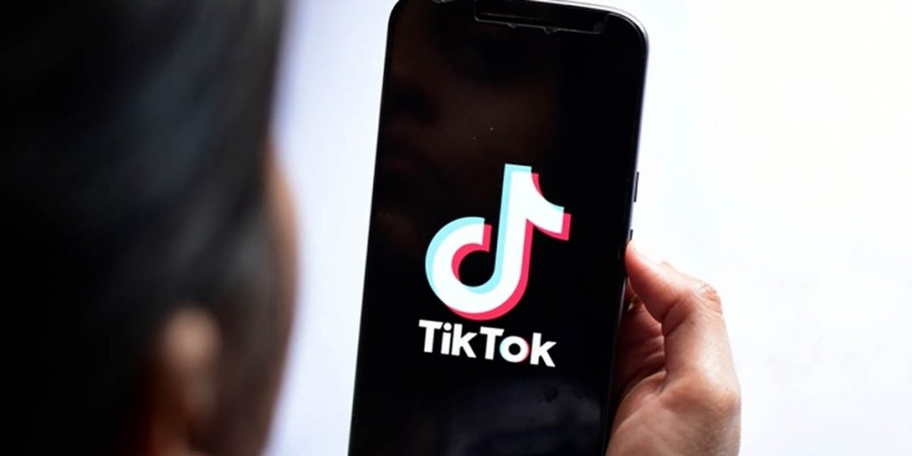 Reto viral de TikTok terminó en tragedia 8 Reto viral de TikTok terminó en tragedia Una pequeña niña de 10 años de edad murió luego de intentar hacer un reto viral en la red social de TikTok. El triste caso sucedió en Delaware, Estados Unidos.