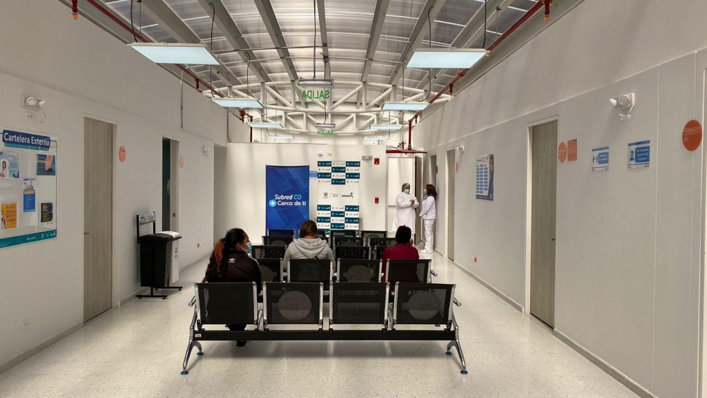 55 mil personas se beneficiarán con Centro de Salud Libertadores Una importante obra de infraestructura fue entregada este viernes por la Secretaría de Salud de Bogotá. Se trata del Centro de Salud Libertadores ubicado en la localidad de San Cristóbal, donde se beneficiarán 55 mil personas.