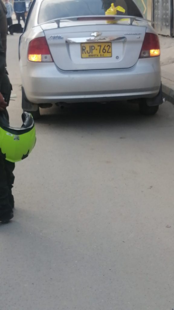 De dos tiros asesinaron a joven en el barrio San José 1 De dos tiros asesinaron a joven en el barrio San José Un carro gris, un cuerpo adentro de este y la sangre sobre la acera, fue la última escena criminal que los vecinos del barrio San José de Bosa presenciaron ayer por la tarde. Las balas retumbaron sobre la cuadra segundos antes de que un vecino encontrara la imagen de un hombre que fue baleado dentro de su vehículo en extrañas circunstancias.