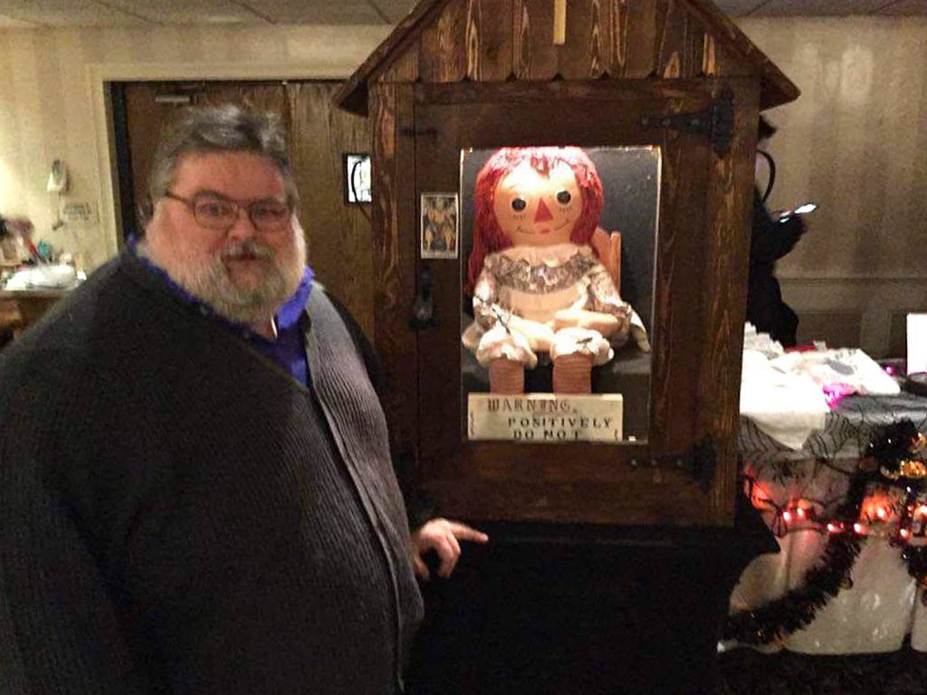 La casa de los Warren es la Meca paranormal 3 La casa de los Warren es la Meca paranormal A los amantes de lo paranormal y lo enigmático, el nombre de las leyendas investigadoras, Ed y Lorraine Warren les resulta bastante familiar.
