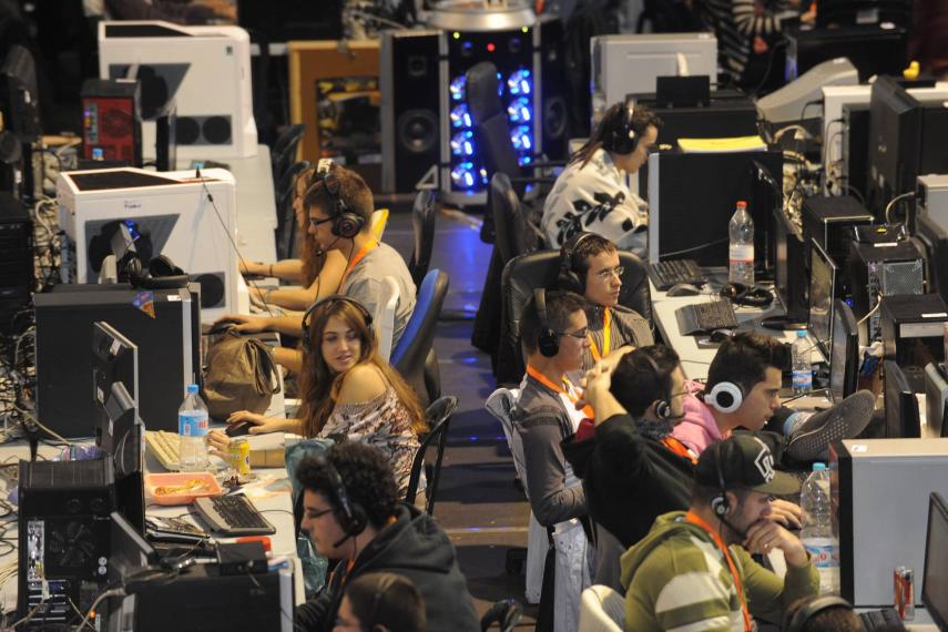 ¿Y usted, qué tipo de gamer es? 3 ¿Y usted, qué tipo de gamer es? ¿Tienes idea de cuántos gamers hay en el mundo? Según el último reporte de Newzoo, al finalizar 2021 habrá cerca de 3 mil millones de gamers en todo el planeta, un aumento de más del 5.3% en comparación con el año anterior.