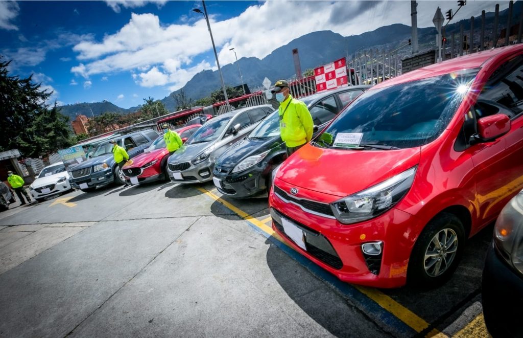 Alcaldía le apunta a plan de choque contra vehículos El alcalde (e) de Bogotá, Luis Ernesto Gómez presentó hace unos minutos el 'Plan 4x10', una estrategia que pretende reducir el robo de autopartes y carros en la ciudad.