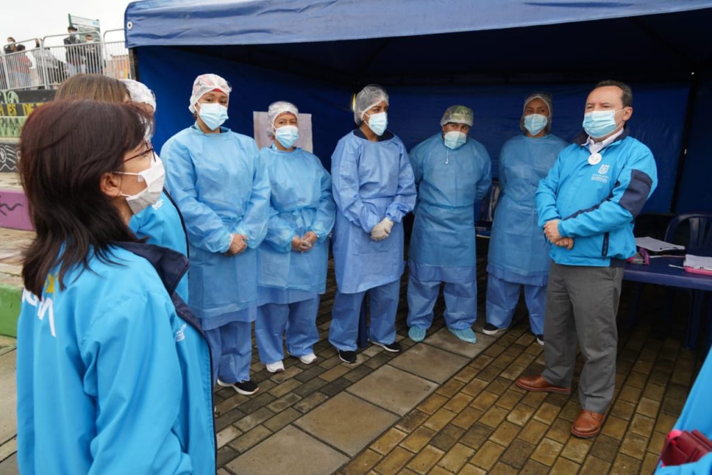 Personal de salud mayor de 18 años ya se pone tercera dosis 1 Personal de salud mayor de 18 años ya se pone tercera dosis Después de que en la noche de este martes el Ministerio de Salud diera el aval para que se comenzará la aplicación de la dosis de refuerzo contra el COVID-19, para los mayores de 18 años, hoy comenzaron estas jornadas, en las que por ahora se prioriza al personal de la salud.