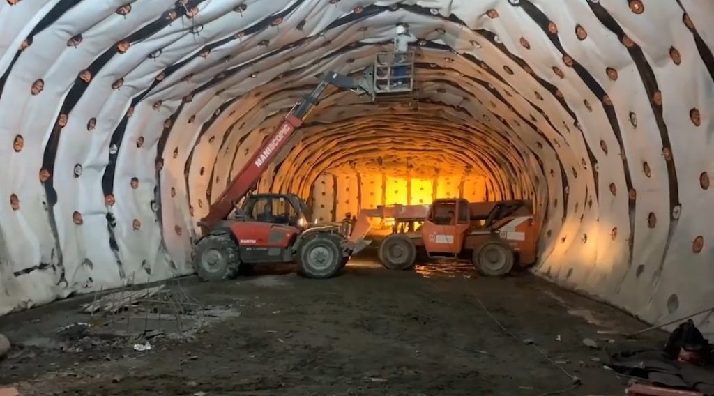 ¡Ahora sí quedó completa la megaobra de La Línea! Este lunes, el Gobierno Nacional puso en funcionamiento la totalidad de la vía Cruce de la Cordillera Central, un megaproyecto que conecta al suroccidente, incluido el pacifico colombiano, con las principales regiones del centro del país, como Bogotá, Boyacá y Meta.
