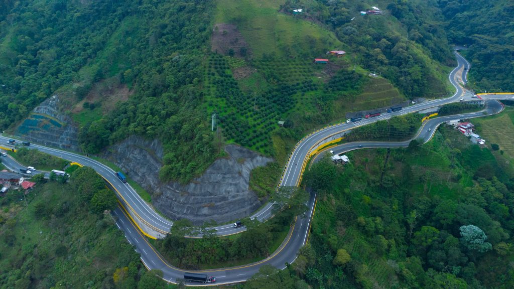 ¡Ahora sí quedó completa la megaobra de La Línea! 9 ¡Ahora sí quedó completa la megaobra de La Línea! Este lunes, el Gobierno Nacional puso en funcionamiento la totalidad de la vía Cruce de la Cordillera Central, un megaproyecto que conecta al suroccidente, incluido el pacifico colombiano, con las principales regiones del centro del país, como Bogotá, Boyacá y Meta.