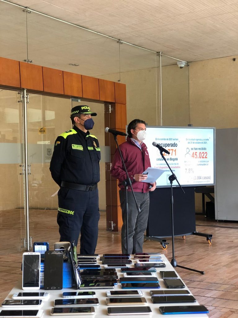 Autoridades han recuperado 2.771 celulares a lo largo de 2021 2 Autoridades han recuperado 2.771 celulares a lo largo de 2021 Este martes la Alcaldía de Bogotá entregó a la ciudadanía un informe sobre los operativos contra el hurto y la receptación de celulares en la ciudad ejecutados a lo largo del año, gracias a las acciones interinstitucionales.