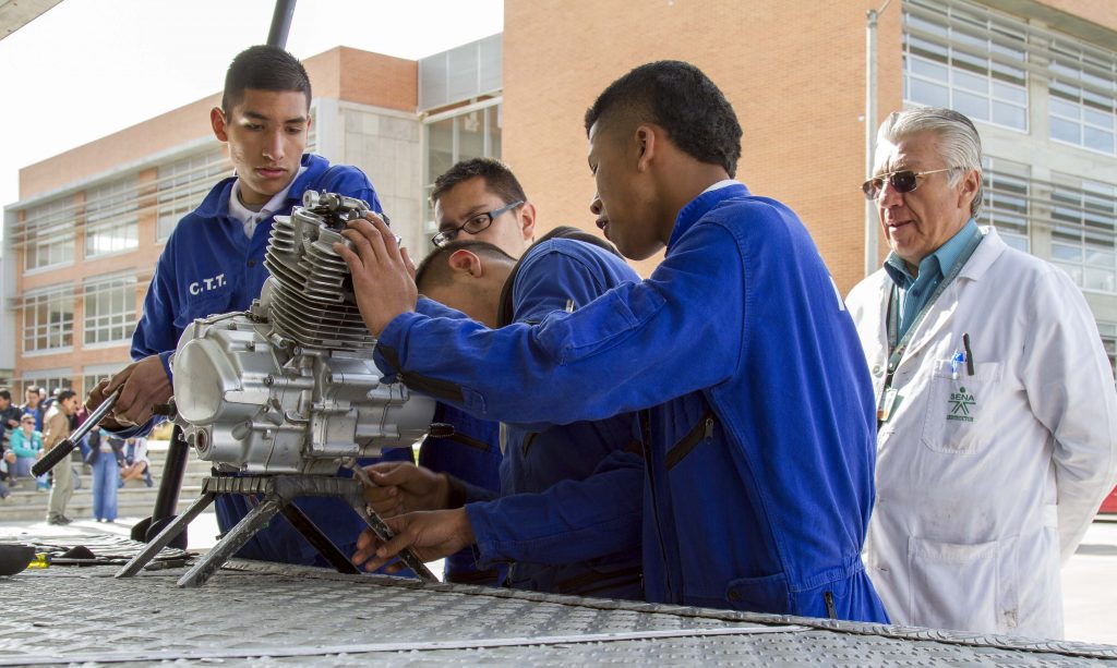 Cursos 'Sacúdete', en modalidad mixta y presencial, para jóvenes En cabeza del Gobierno Nacional, el Sena desarrolla la estrategia 'Sacúdete', por medio de la cual se capacita a jóvenes en habilidades que enfocan sus talentos, los ayudan a encontrar oportunidades laborales y fortalecen su participación ciudadana.