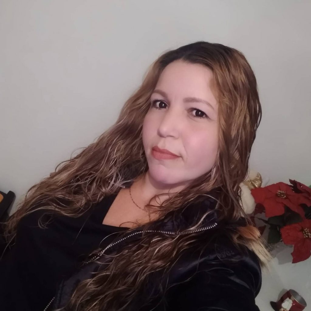 Janeth fue estrangulada en su habitación en Suba 3 Janeth fue estrangulada en su habitación en Suba Un hijo de Carmen Janeth Arrieta subió las escaleras hacia el segundo piso en búsqueda de su mamá y unas sillas, pero lo que halló fue la lamentable escena del mas reciente feminicidio ocurrido en Bogotá. La madre de 39 años estaba tendida sobre su cama sin reaccionar y con signos de violencia en su cuello.