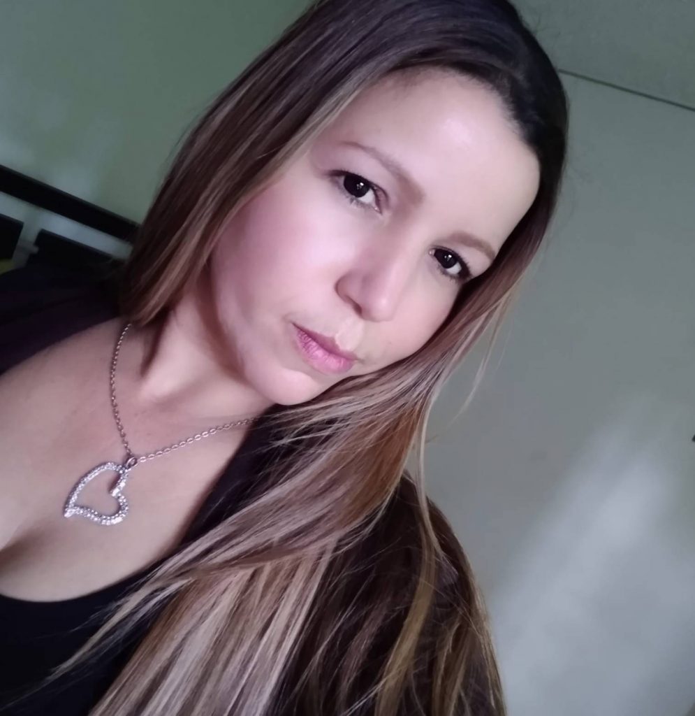 Janeth fue estrangulada en su habitación en Suba 1 Janeth fue estrangulada en su habitación en Suba Un hijo de Carmen Janeth Arrieta subió las escaleras hacia el segundo piso en búsqueda de su mamá y unas sillas, pero lo que halló fue la lamentable escena del mas reciente feminicidio ocurrido en Bogotá. La madre de 39 años estaba tendida sobre su cama sin reaccionar y con signos de violencia en su cuello.