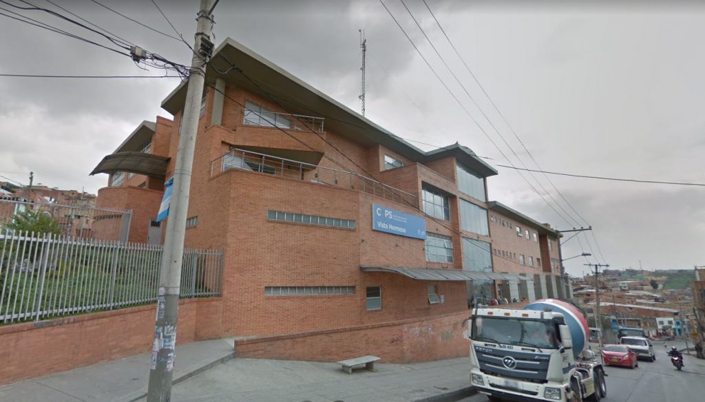 Batalla campal en Vista Hermosa deja un muerto por un celular 3 Batalla campal en Vista Hermosa deja un muerto por un celular Un par de hermanos apuñalados y otro familiar herido fue el saldo de una alevosa riña campal que protagonizaron un grupo de personas en el barrio Vista Hermosa la noche de este lunes festivo. Lastimosamente, el hermano mayor falleció en el escenario de la batalla y al final todo resultó ser por cuenta un pequeño celular.