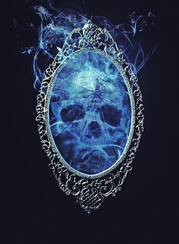 Los misterios que reflejan los espejos Durante tiempos memorables los seres humanos han tenido creencias diversas con respecto a los espejos, elemento que fue creado para que pudiéramos ver nuestro reflejo.