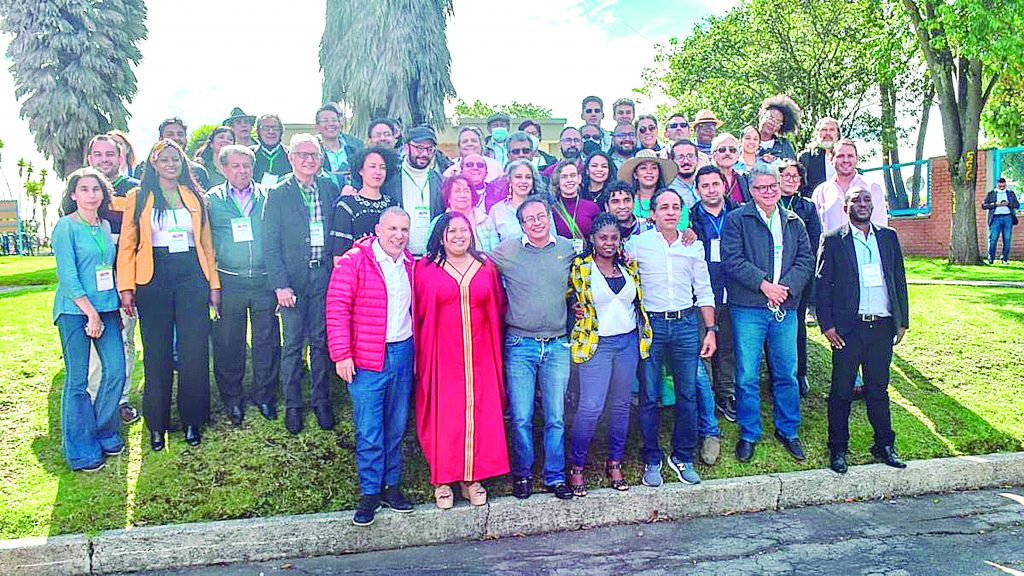 Pille las movidas de la semana en la carrera presidencial 3 Pille las movidas de la semana en la carrera presidencial Cada día los partidos políticos y los aspirantes a la presidencia traen un nuevo movimiento para atraer más electores.