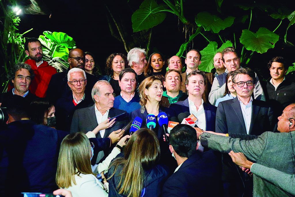 Pille las movidas de la semana en la carrera presidencial 1 Pille las movidas de la semana en la carrera presidencial Cada día los partidos políticos y los aspirantes a la presidencia traen un nuevo movimiento para atraer más electores.
