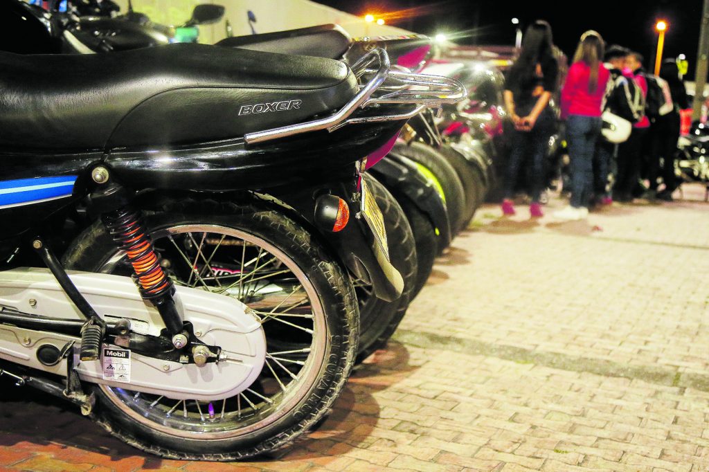 La moto también se desbalancea 5 La moto también se desbalancea El tren delantero es el eje principal de la moto por cuanto es el encargado de sostener y dar equilibrio a la llanta delantera del vehículo. Además de su importante función, este componente está expuesto a toda una serie de afectaciones y daños que van desde los huecos, choques leves y graves, e incluso caídas aparatosas de la moto.