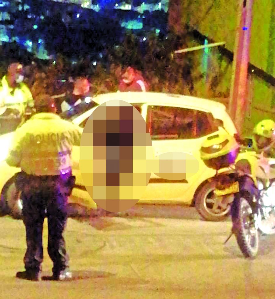 Matan a taxista en el sector de la 'Piedra del muerto' Un disparo que retumbó por los alrededores de un sitio reconocido del barrio Vista Hermosa, sentenció el destino final del joven taxista Jhonatan Fabián Garzón Calderón. El muchacho fue encontrado dentro del vehículo, a una cuadra de la famosa ‘Piedra del Muerto’ (la cual contiene una leyenda urbana de Ciudad Bolívar), con varias heridas de bala sobre su cuerpo. La muerte de este joven que se ganaba la vida con su ‘amarillo’ causó gran resquemor en el gremio.