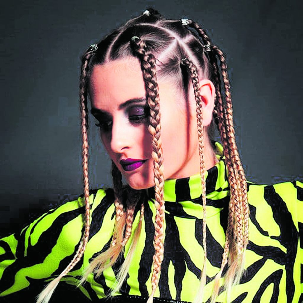 Sí, las trenzas están de moda A lo mejor de pequeñas odiábamos los tirones de las mamás tratando de hacernos una trenza apretada para que no nos despeináramos en el colegio.