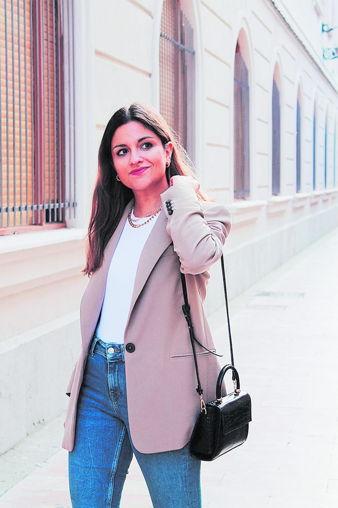 Arma tu outfit con las chaquetas que son tendencia 4 Arma tu outfit con las chaquetas que son tendencia Estamos en esa temporada en la que mientras en una tarde puede estar el sol en todo su esplendor, a la mañana siguiente puede haber un frío inclemente.