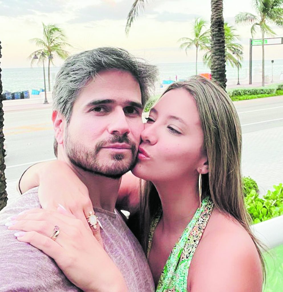 Lo más de la semana... En emojis Daniela Álvarez y Daniel Arenas no paran de dar de qué hablar. La pareja comparte en sus redes todos los momentos que pasan juntos y en una de sus fotos se les ve disfrutando unos días en Miami. Pero lo que más llamó la atención fueron los dos anillos que la exreina llevaba.