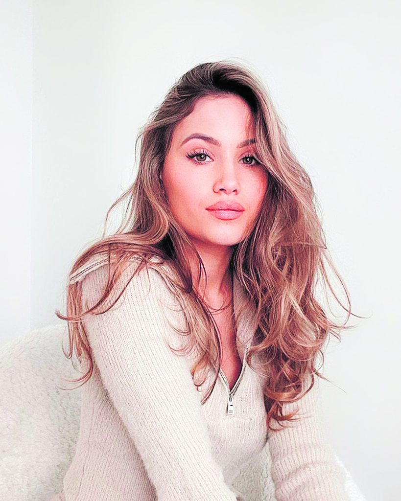 El ondulado se roba todas miradas 3 El ondulado se roba todas miradas Llevar el cabello libre y natural es una tendencia que cada vez las mujeres adoptamos más. Ya eso de peinados con mucha laca o gomina, o la perfección en cada pelo está mandado a recoger, excepto que, definitivamente, la ocasión lo requiera.