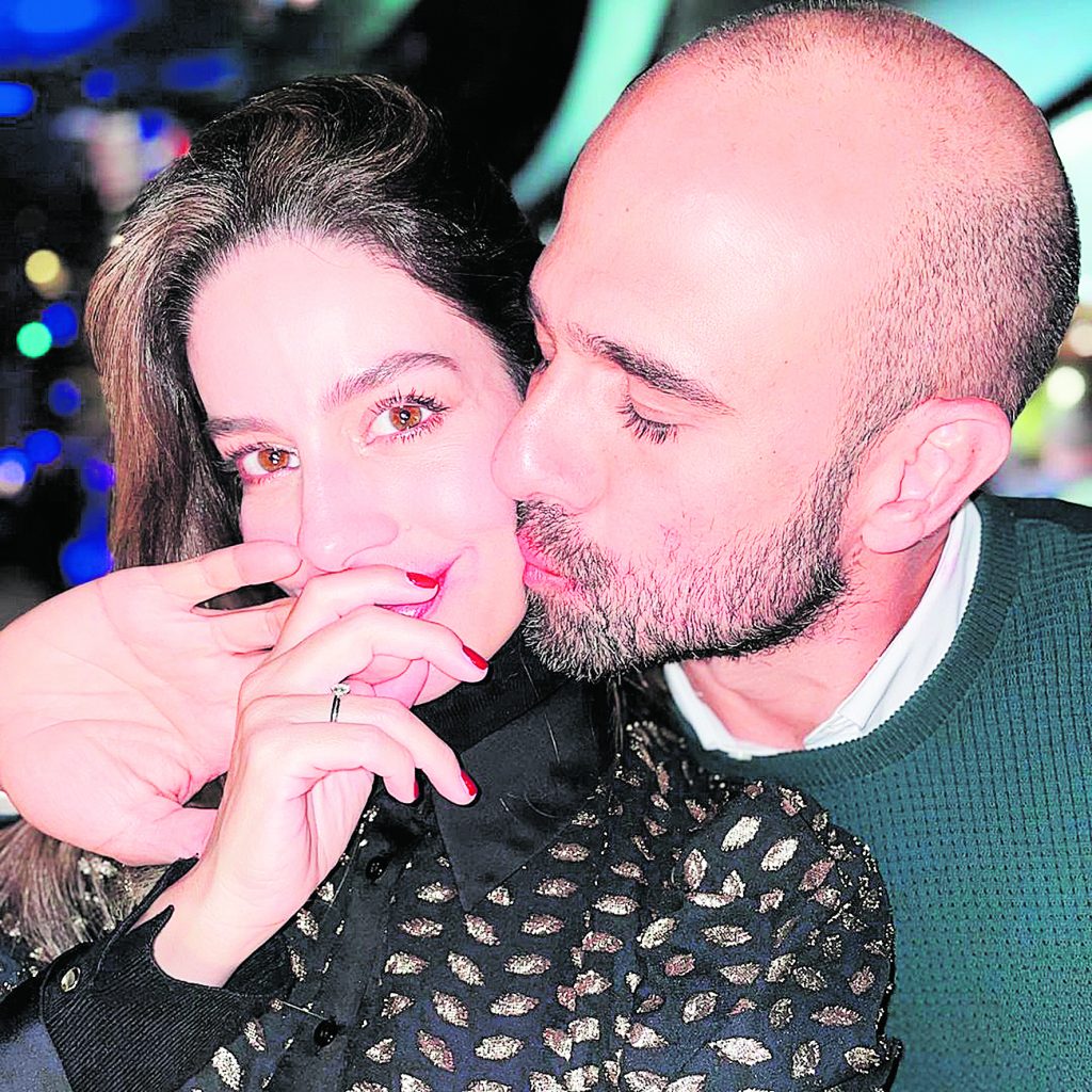 Lo más de la semana... En emojis Daniela Álvarez y Daniel Arenas no paran de dar de qué hablar. La pareja comparte en sus redes todos los momentos que pasan juntos y en una de sus fotos se les ve disfrutando unos días en Miami. Pero lo que más llamó la atención fueron los dos anillos que la exreina llevaba.