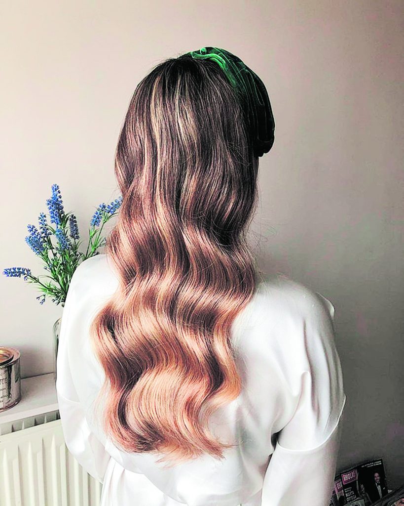 El ondulado se roba todas miradas 1 El ondulado se roba todas miradas Llevar el cabello libre y natural es una tendencia que cada vez las mujeres adoptamos más. Ya eso de peinados con mucha laca o gomina, o la perfección en cada pelo está mandado a recoger, excepto que, definitivamente, la ocasión lo requiera.
