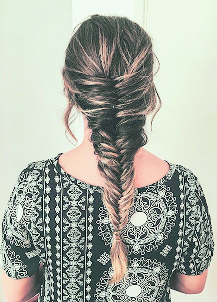 Sí, las trenzas están de moda A lo mejor de pequeñas odiábamos los tirones de las mamás tratando de hacernos una trenza apretada para que no nos despeináramos en el colegio.