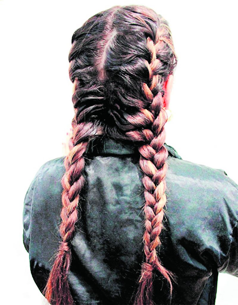 Sí, las trenzas están de moda A lo mejor de pequeñas odiábamos los tirones de las mamás tratando de hacernos una trenza apretada para que no nos despeináramos en el colegio.